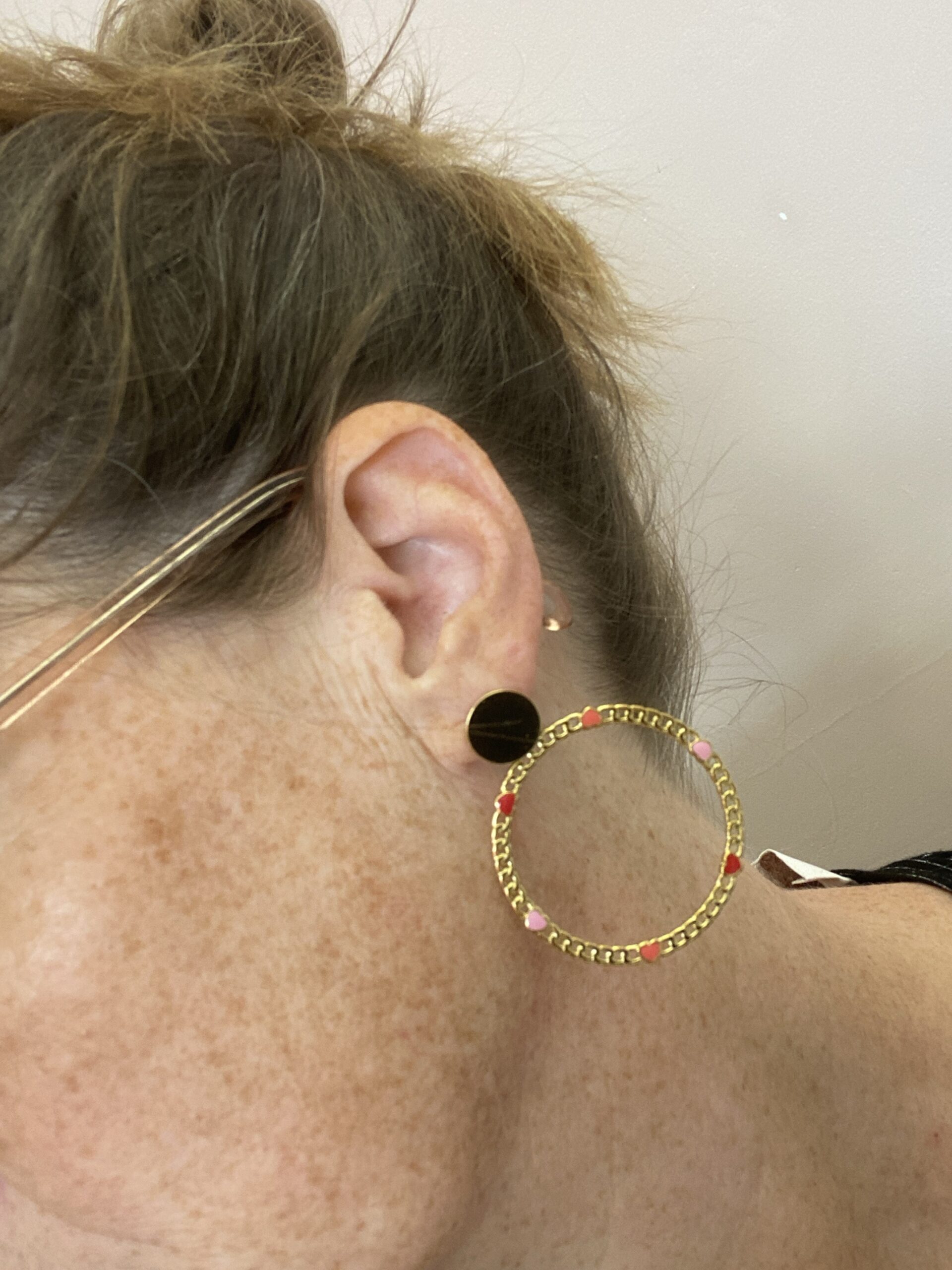Puces d’oreilles cercle en maille cœurs – Image 2
