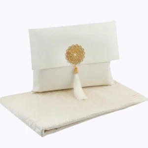 Tapis de prière et chapelet dans sa pochette satinée