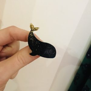 Broche baleine Noire et or pailletée