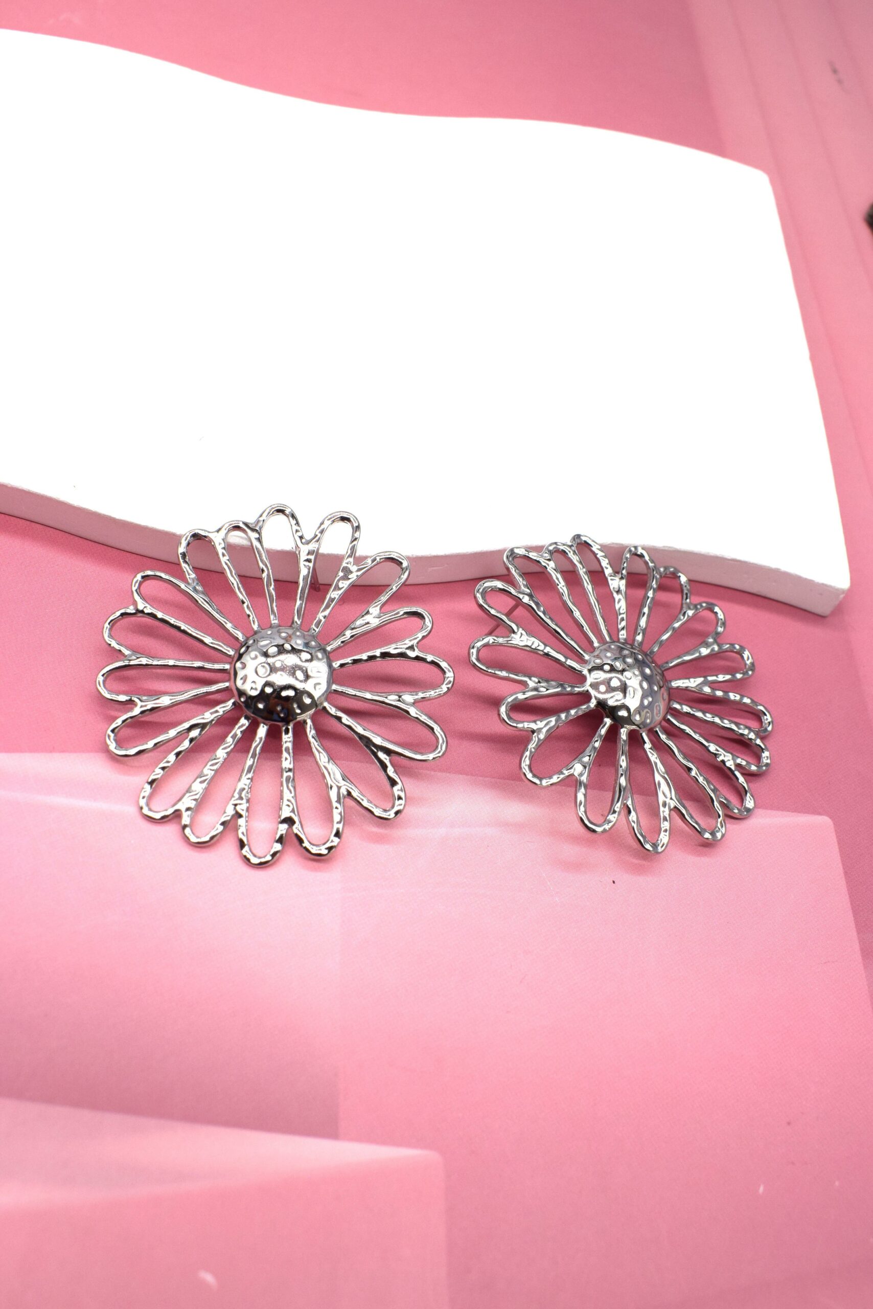 Boucles d’oreilles marguerite dorées – Image 4