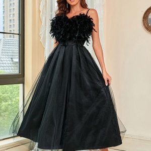 Robe de soirée en maille noire ornée de strass