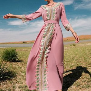 Robe en dentelle brodée rose