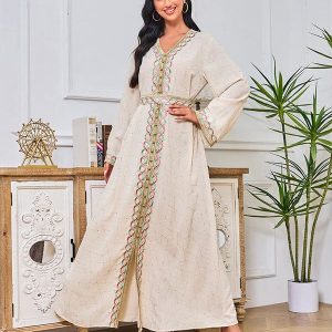 Robe brodée avec ceinture