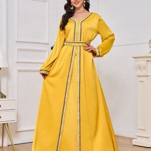 Robe jaune fendue
