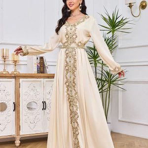 Robe brodée et aérienne