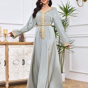 Robe longue abaya brodée et incrustée de diamants