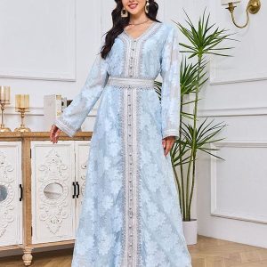 Robe en dentelle argentée avec strass