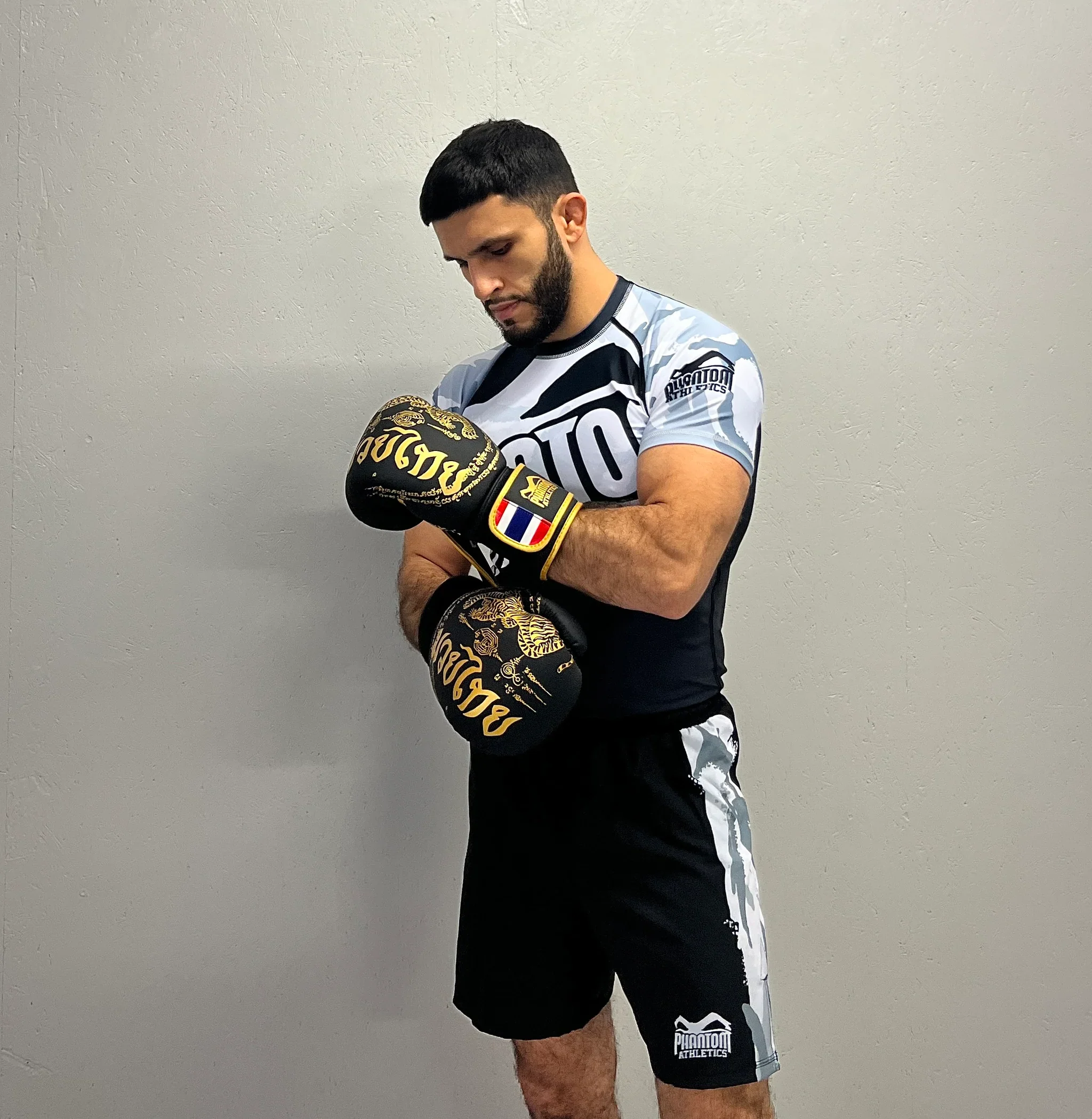 Gants de Boxe MUAY THAI - Phantom Athletics - Noir/Or – Image 8