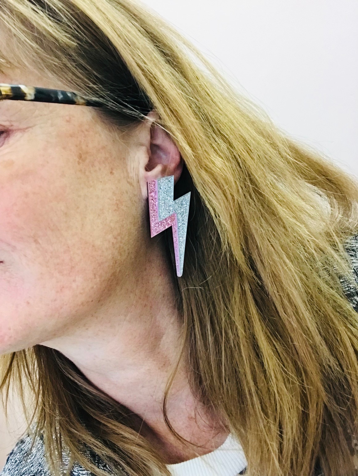 Boucles d’oreilles éclair rose argenté – Image 5