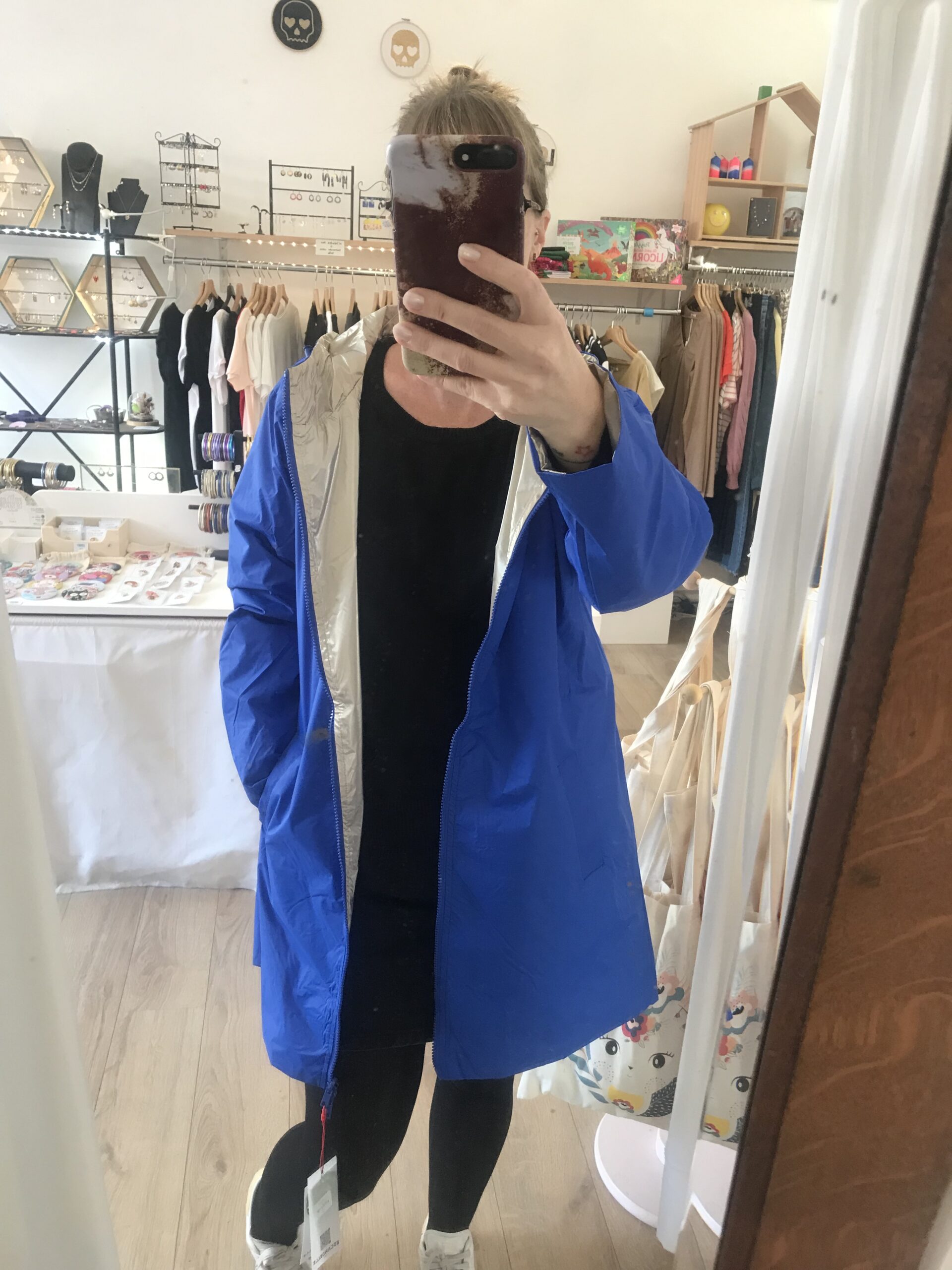 Parka réversible imperméable bleu roi et doré – Image 2