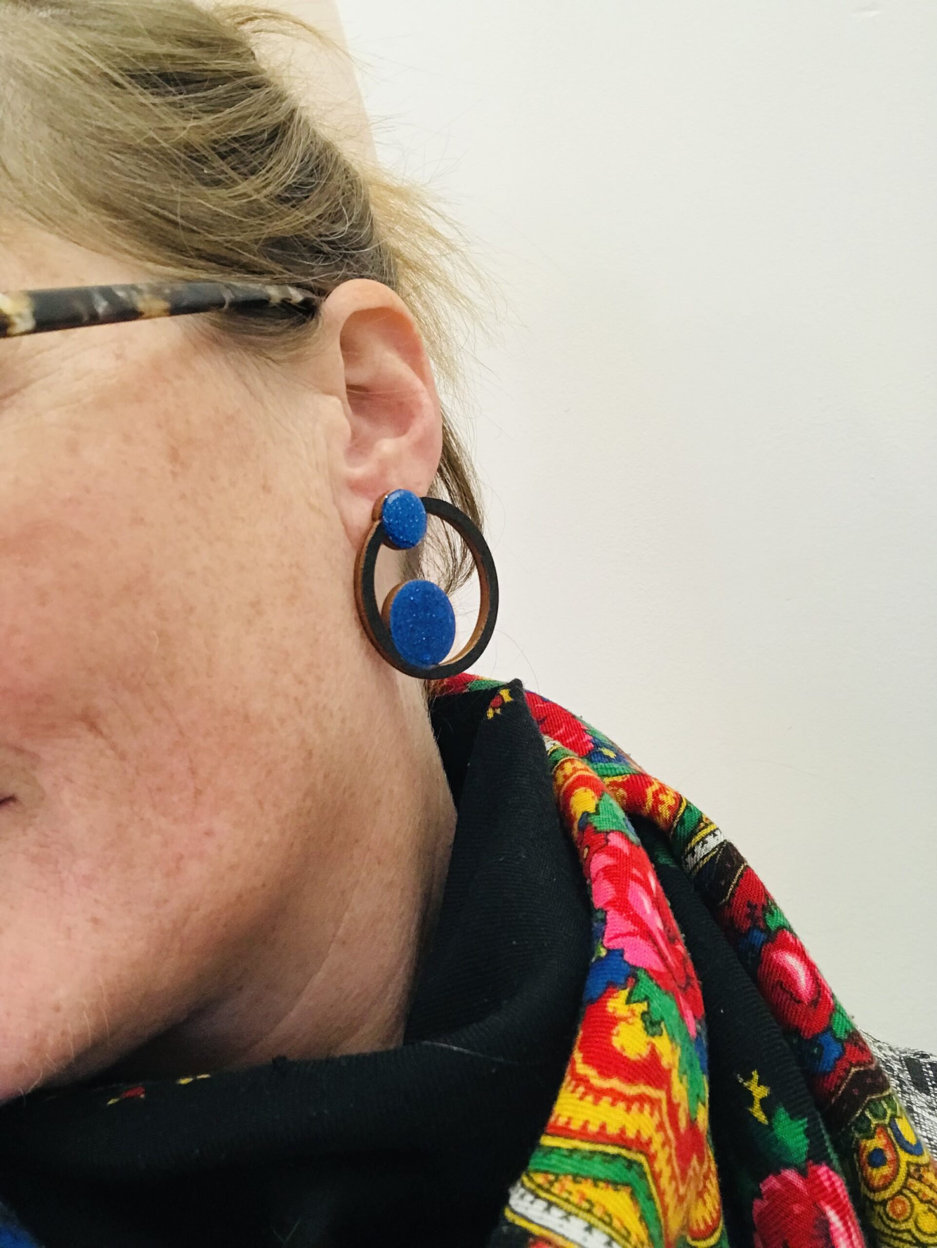 Boucles d’oreilles géométriques en bois bleu pailleté – Image 3