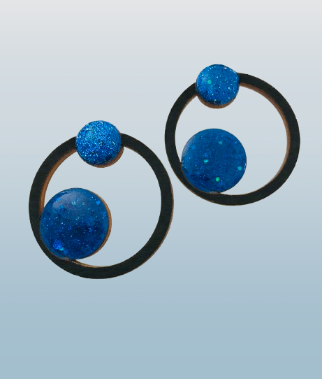 Boucles d’oreilles géométriques en bois bleu pailleté – Image 4