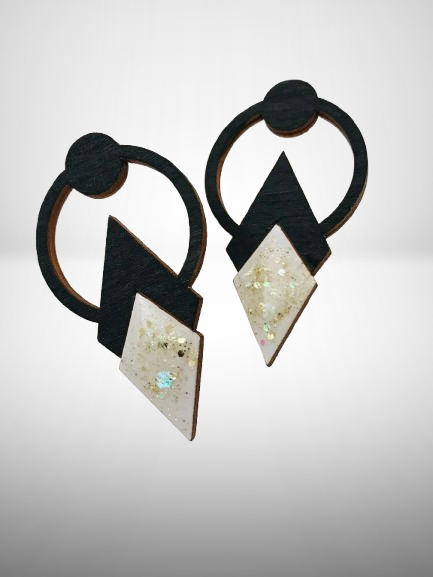 Boucles d’oreilles géométriques en bois avec losange blanc pailleté – Image 3