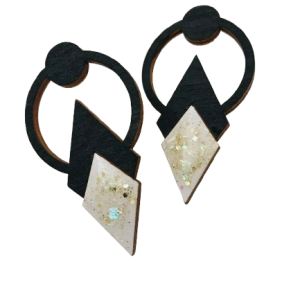 Boucles d&rsquo;oreilles géométriques en bois avec losange blanc pailleté