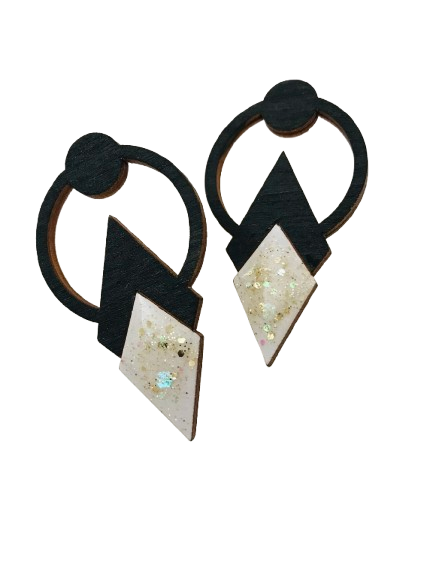 Boucles d’oreilles géométriques en bois avec losange blanc pailleté – Image 2