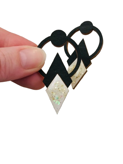 Boucles d’oreilles géométriques en bois avec losange blanc pailleté – Image 5