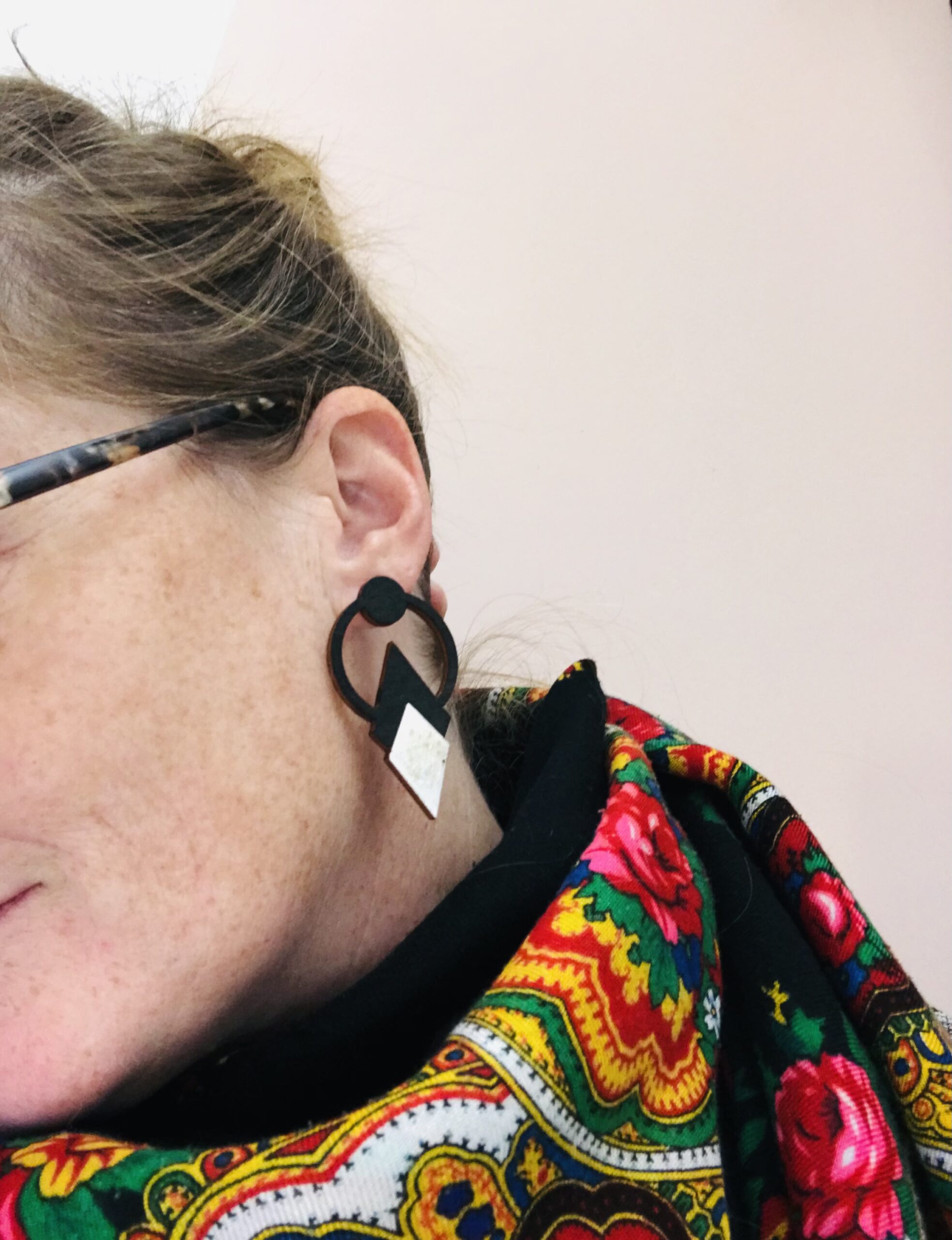 Boucles d’oreilles géométriques en bois avec losange blanc pailleté – Image 4