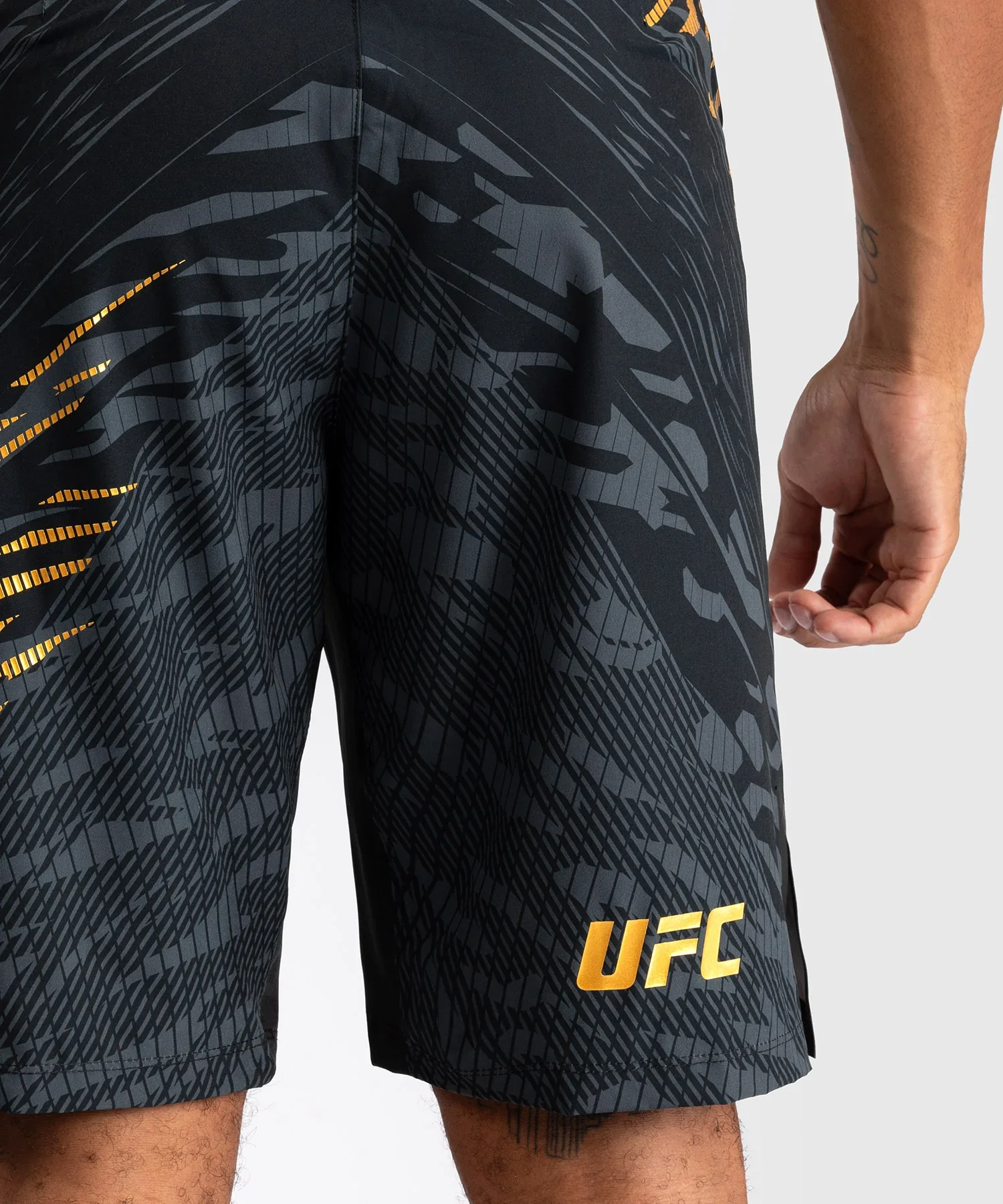 Shorts de Combat UFC Fusion by Venum Authentic Fight Night Long - Champion Noir/Or – Image 5