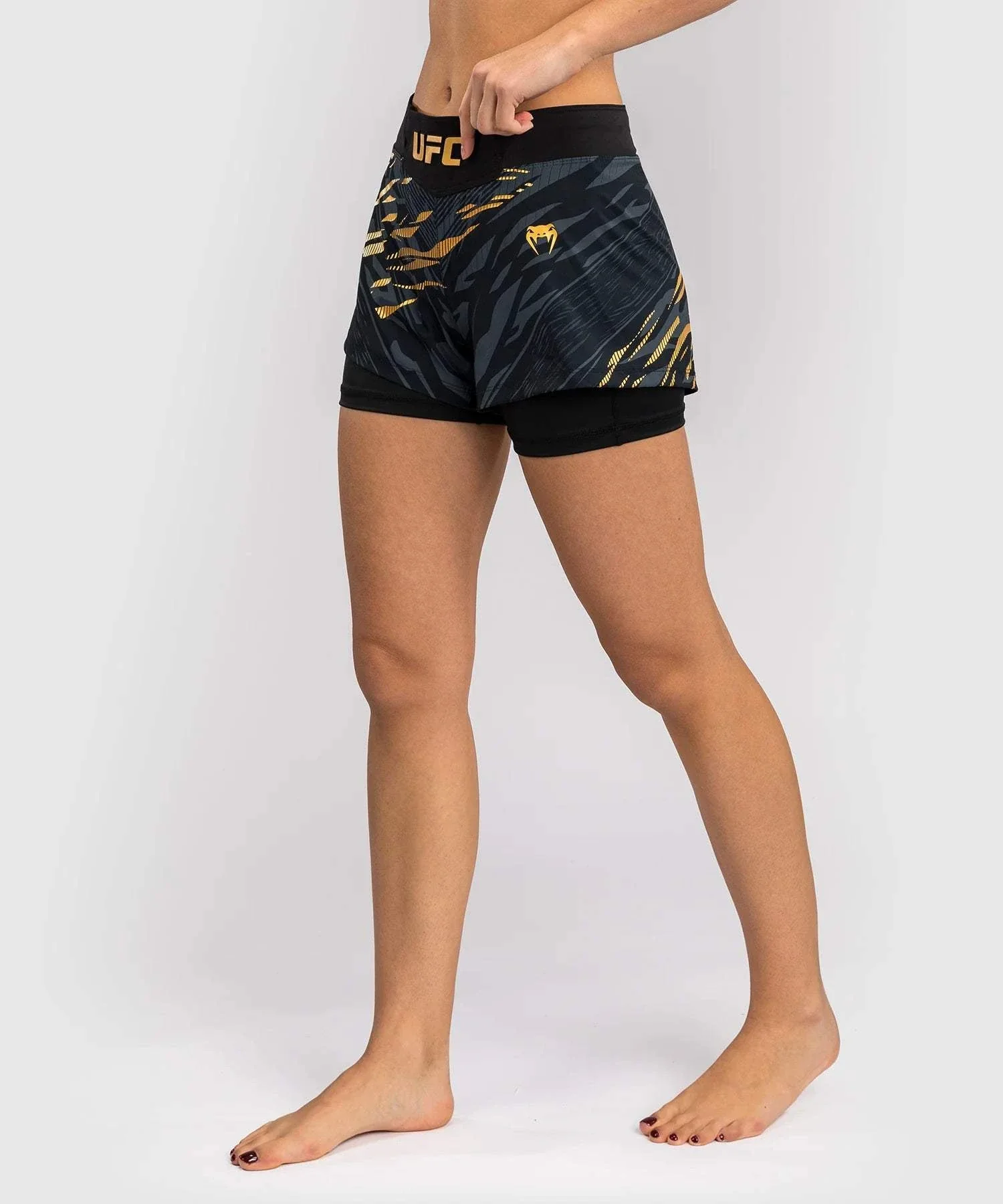 Shorts de Combat pour Femmes UFC Fusion by Venum Authentic Fight Night - Champion Noir/or – Image 3