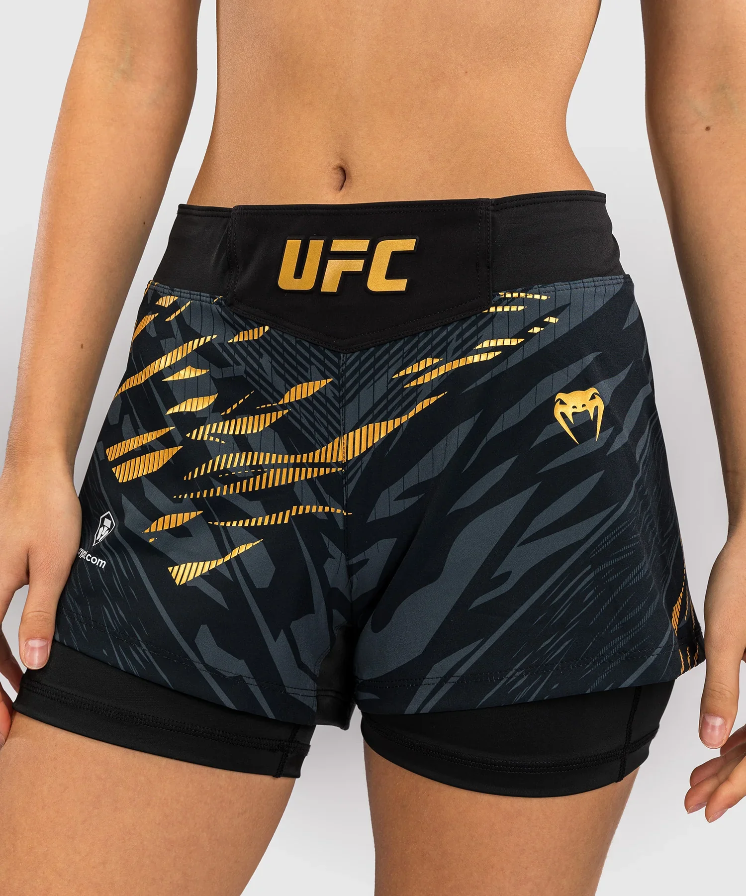 Shorts de Combat pour Femmes UFC Fusion by Venum Authentic Fight Night - Champion Noir/or – Image 5