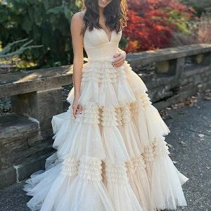 Robe de bal de fin d&rsquo;année en tulle beige à bretelles spaghetti avec fente