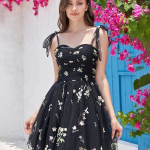 Jolie robe de bal noire à bretelles fines A-ligne avec broderie