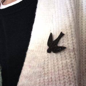Broche hirondelle noire pailletée