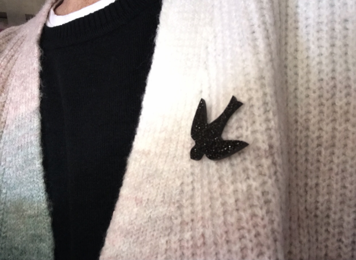 Broche hirondelle noire pailletée – Image 2
