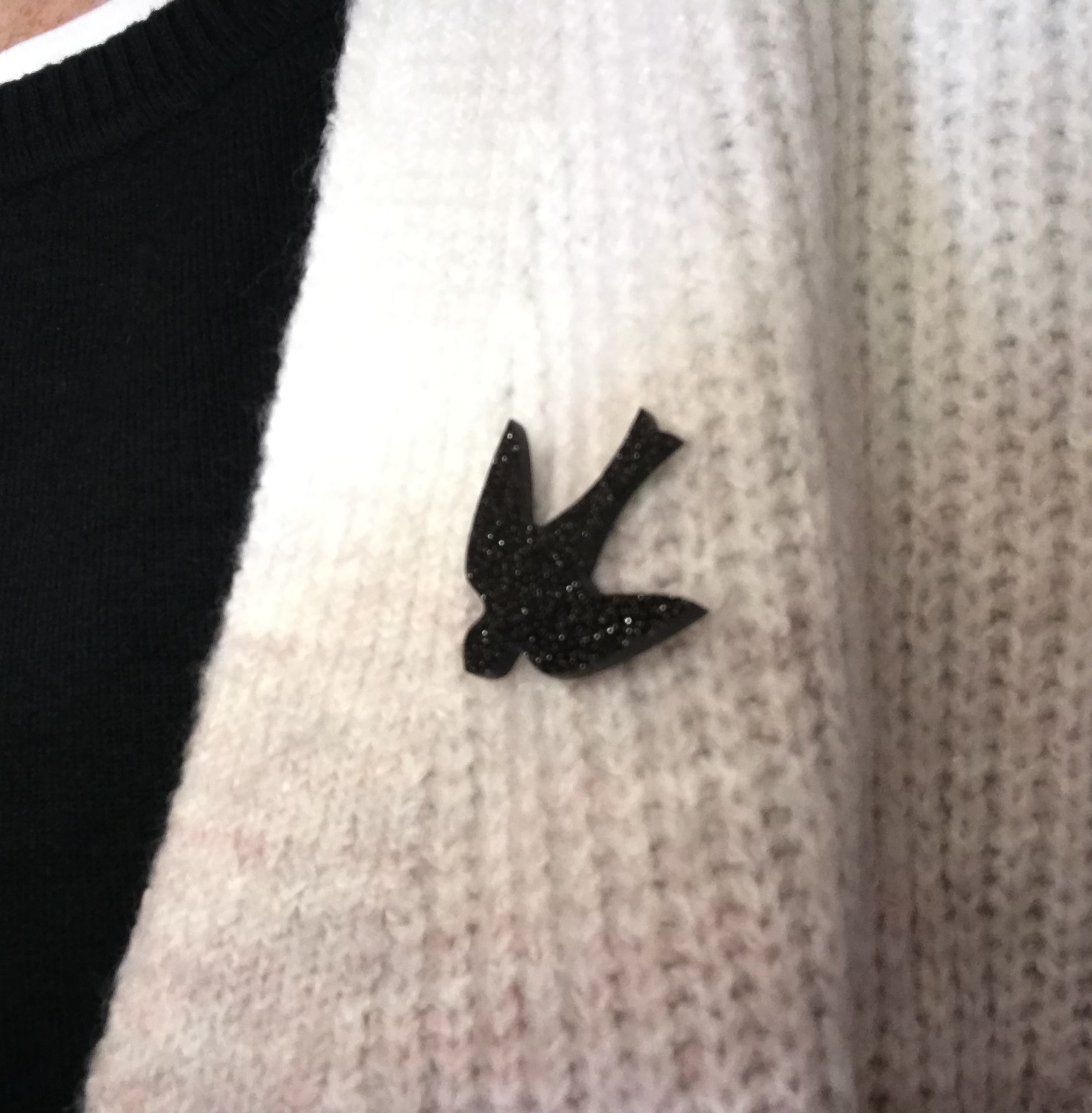 Broche hirondelle noire pailletée – Image 3