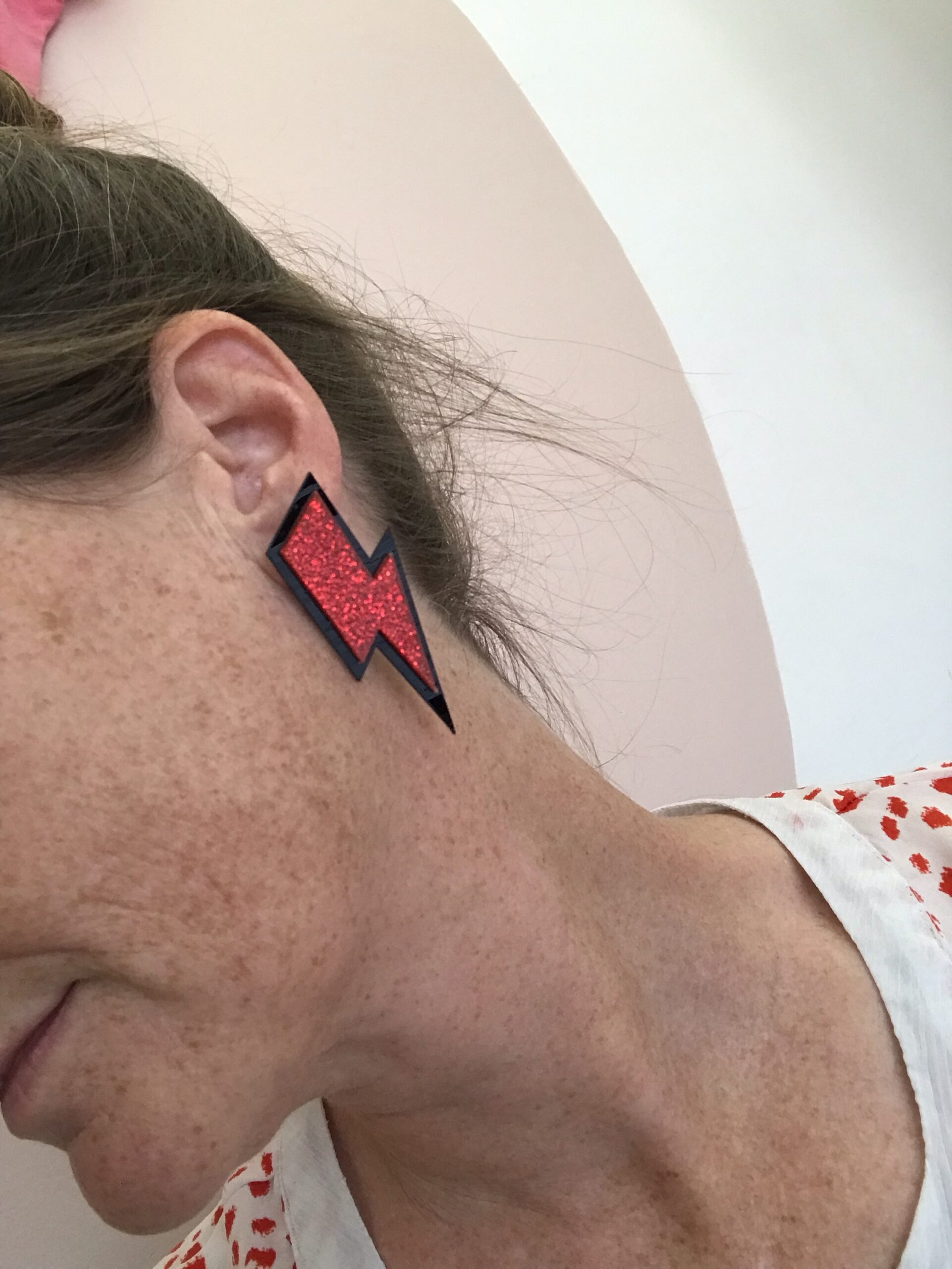 Boucles d’oreilles éclairs rouges paillettes – Image 3
