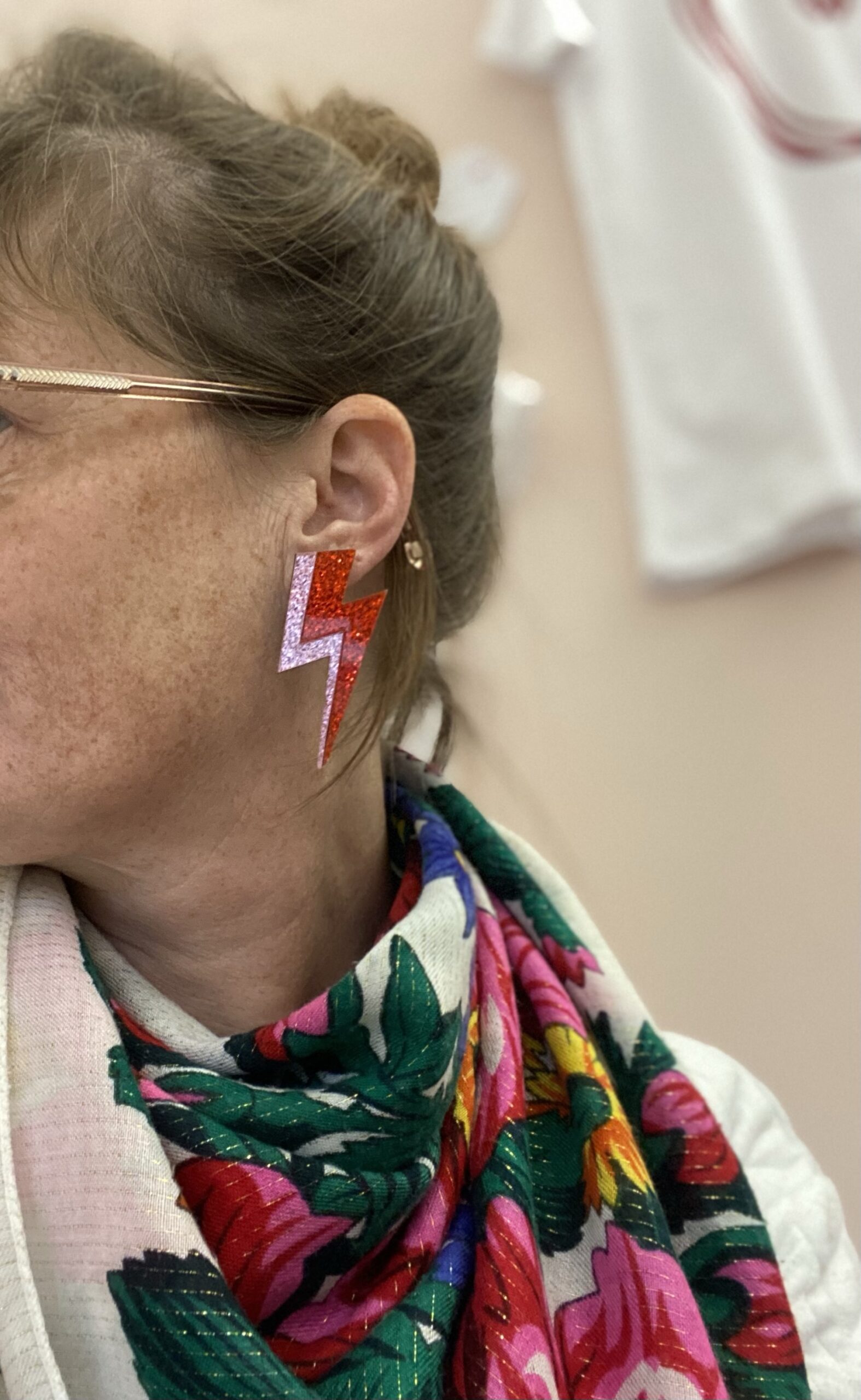 Boucles d’oreilles éclairs rouge et rose – Image 3
