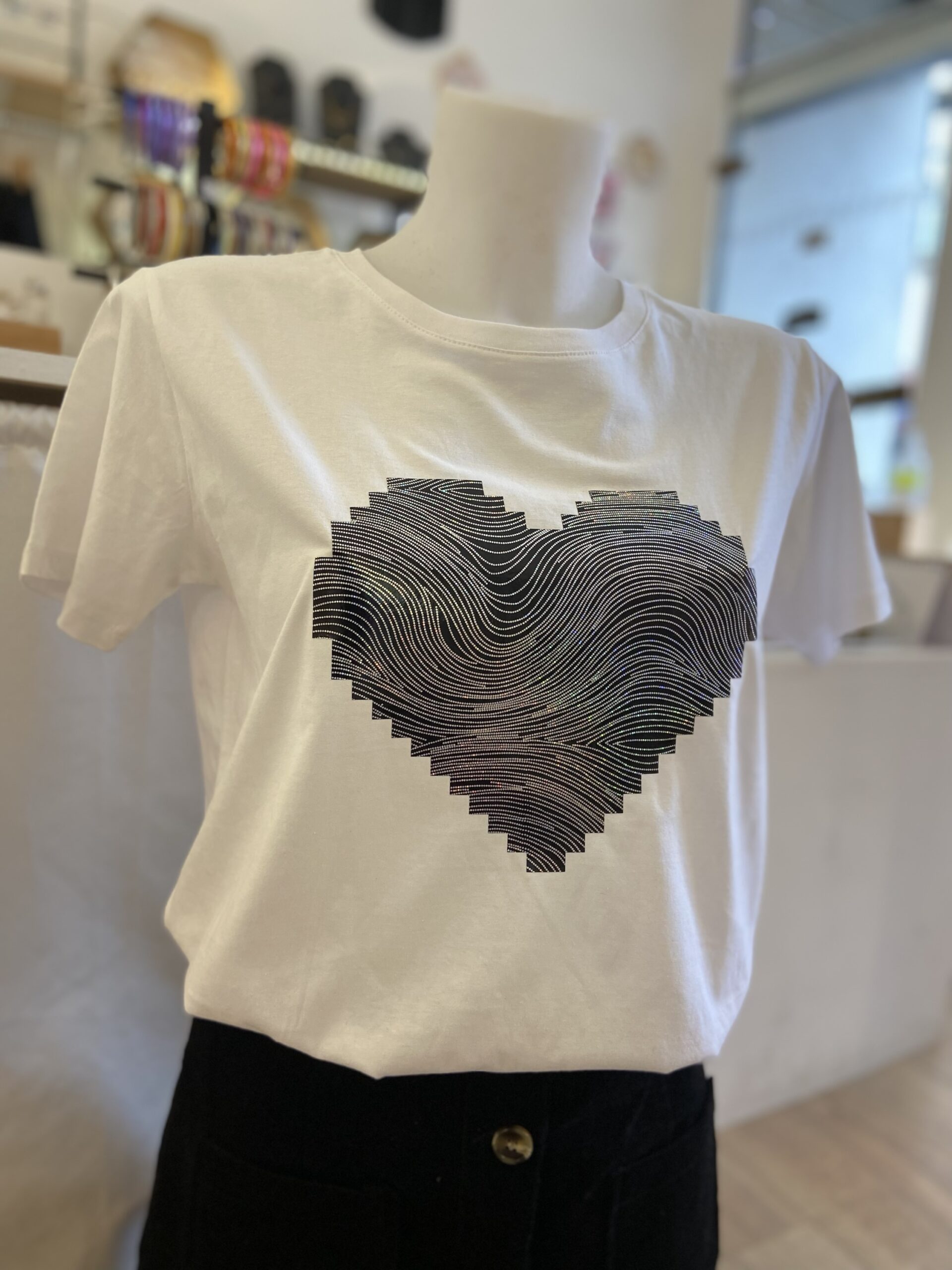 T-shirt cœur graphique – Image 4