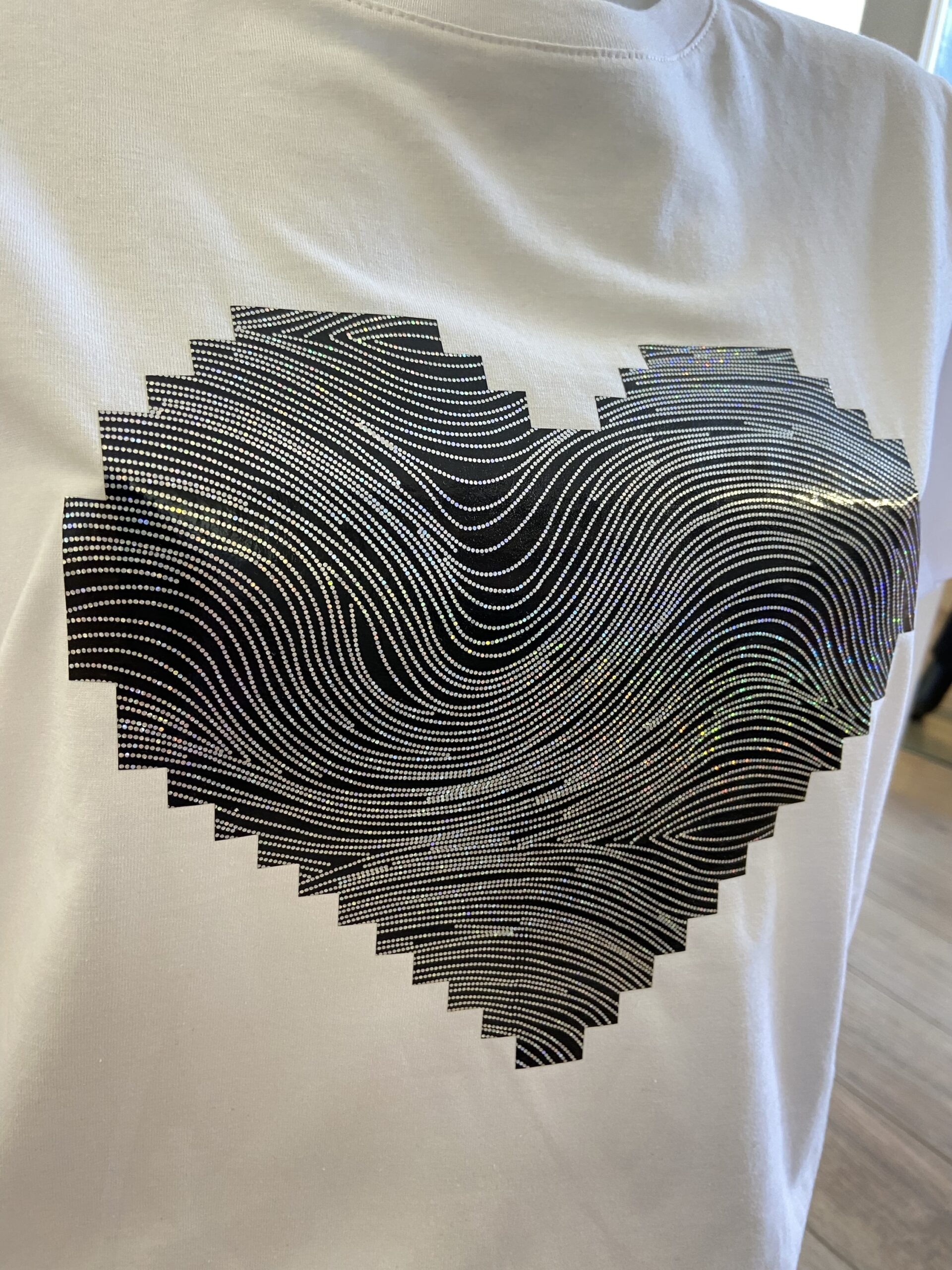 T-shirt cœur graphique – Image 3