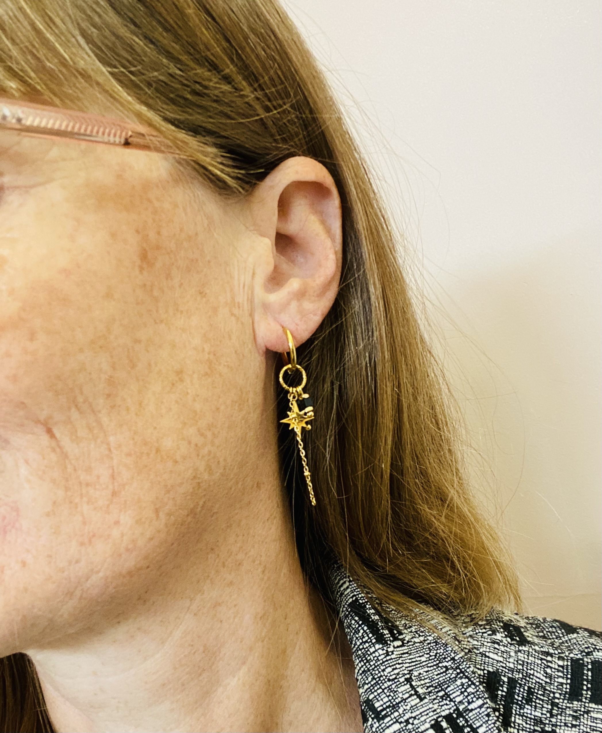 Boucles pendantes noires – Image 3