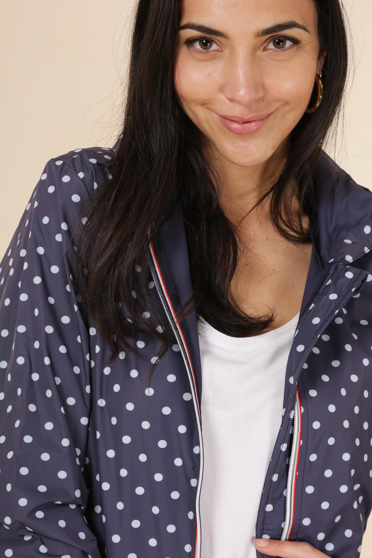 Imperméable long bleu à pois – Image 4