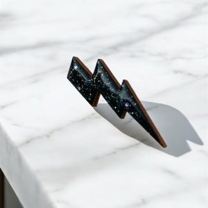 Broche éclair noire pailletée