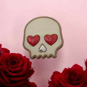 Broche tête de mort cœurs rouges