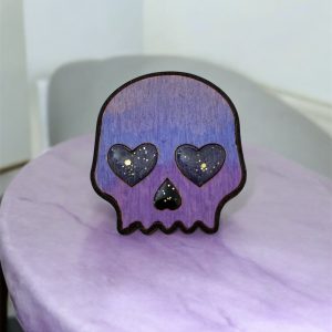 Broche tête de mort violette