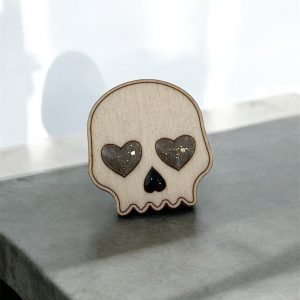 Broche tête de mort cœurs gris