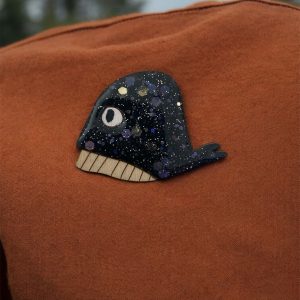 Broche baleine noire nuit