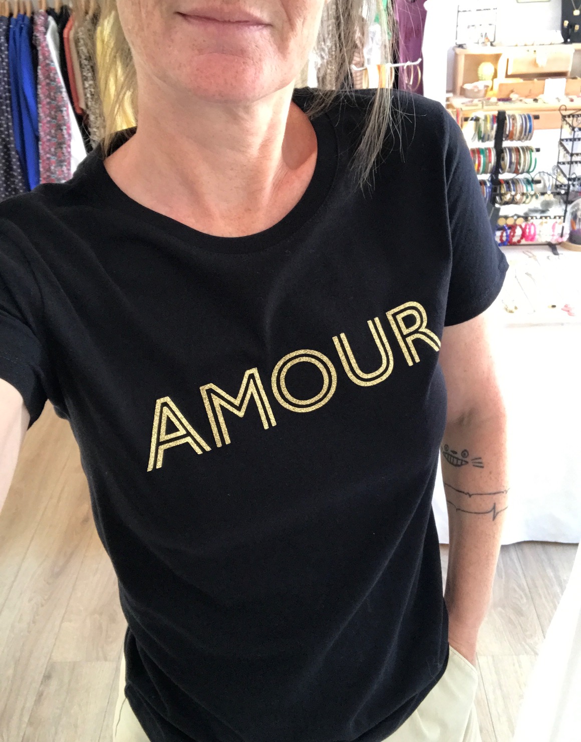 T-shirt Amour noir et doré personnalisable – Image 6