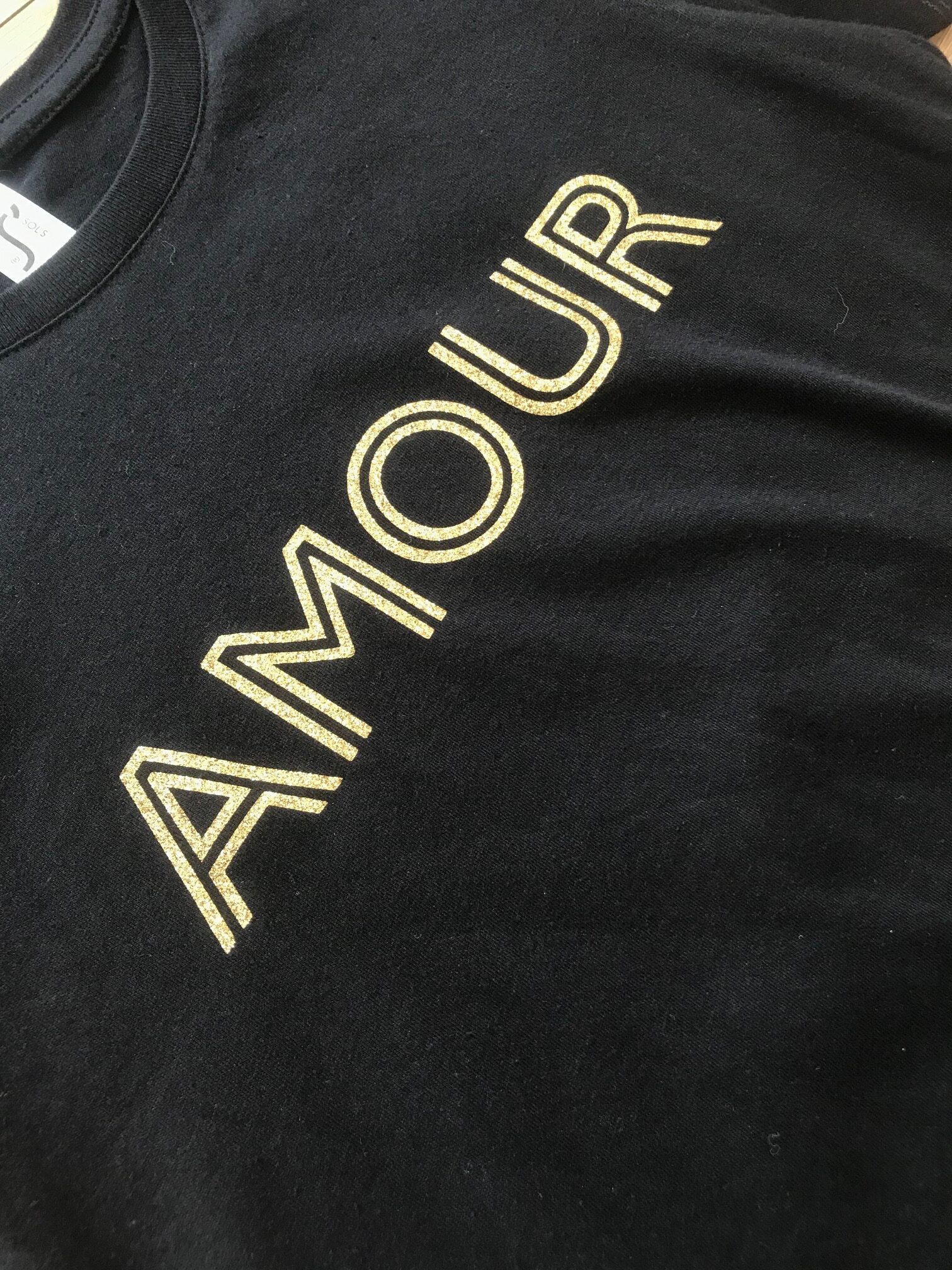 T-shirt Amour noir et doré personnalisable – Image 5