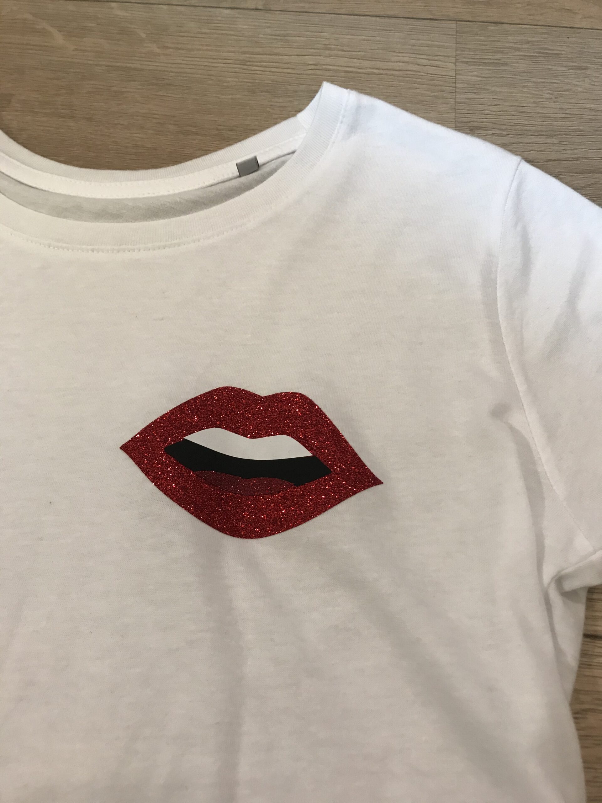 T-shirt bouche rouge pailletée – Image 4