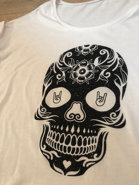 T-shirt blanc tête de mort noire pailletée pour femme – Image 4