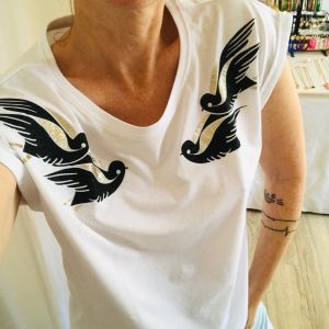 T-shirt hirondelles pailletées noires et dorées