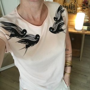 T-shirt hirondelles pailletées noires et multicolores