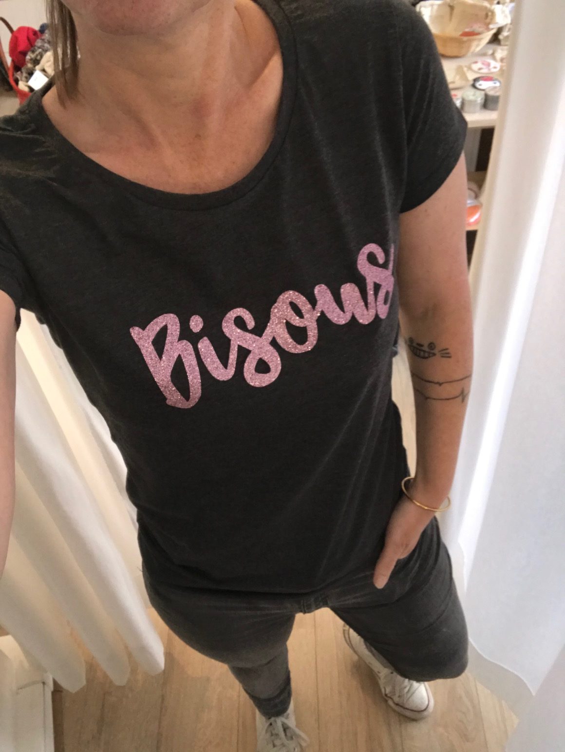 T-shirt Bisous paillettes roses – Image 3