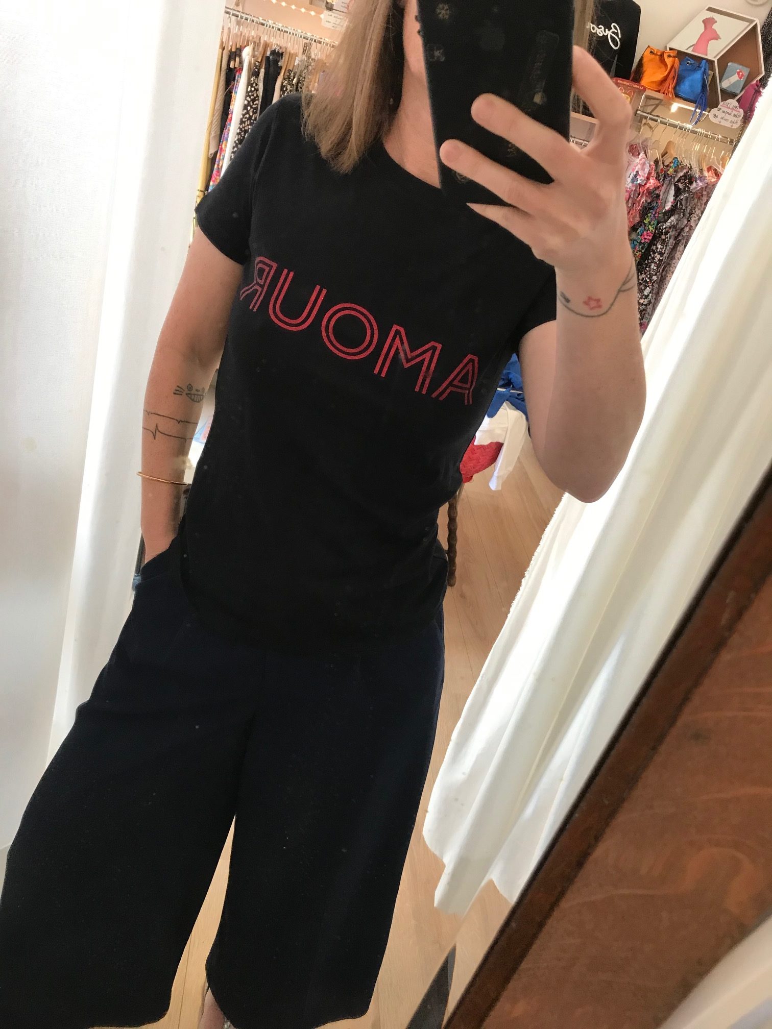 T-shirt Amour noir et rouge personnalisable – Image 3