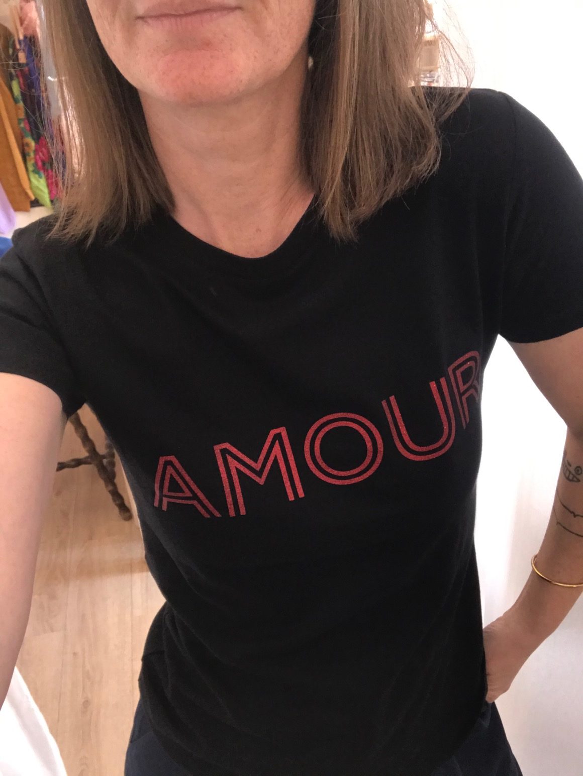 T-shirt Amour noir et rouge personnalisable – Image 4